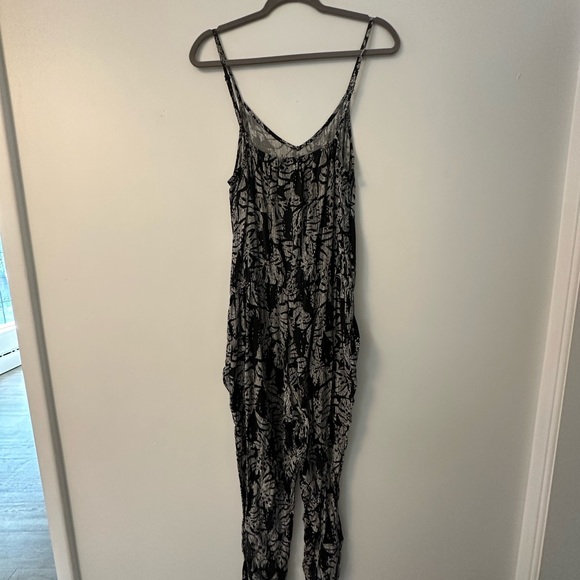 Gap Black Floral Casual Romper, Size Medium - Picture 2 of 3